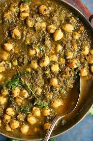 Chickpeas cooked in a mildly spiced spinach gravy